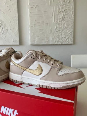 Nike Dunk Low  - Helt nya Dunk Low från StockX. Aldrig använda.   Säljs pga för liten storlek. KVITTO FINNS