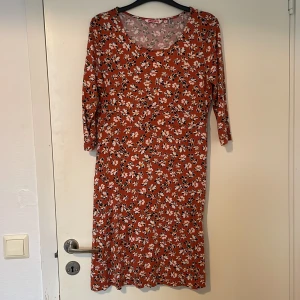 Klänning - Hämtas i Malmö. Ska den skickas får köparen stå för frakten.