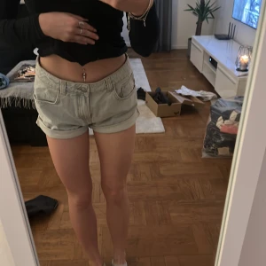 Shorts Bikbok - Shorts med ljusblå tvätt ifrån Bikbok. Dom går även att vika ner så dom blir lite längre. Använda 2-3 gånge. Köpta för 399kr, storlek S😊