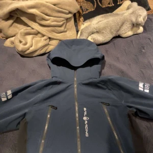 Sailracing jacka  - Har haft jackan i ett halv år och vill nu byta stil därför säljer jag den, det finns inga märken eller så på den och den ser ny ut❤️