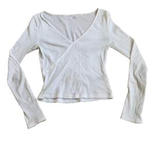 Säljer en långärmad vit ribbad tröja från H&M. Köpte för 200kr, tröjan är nästan helt ny bara använd 2-3 gånger. Pris kan diskuteras vid snabb affär. Skriv för fler mått eller bilder🤍👍