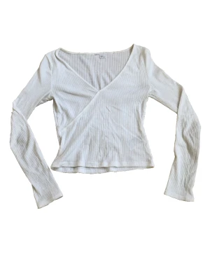 Tröja - Säljer en långärmad vit ribbad tröja från H&M. Köpte för 200kr, tröjan är nästan helt ny bara använd 2-3 gånger. Pris kan diskuteras vid snabb affär. Skriv för fler mått eller bilder🤍👍