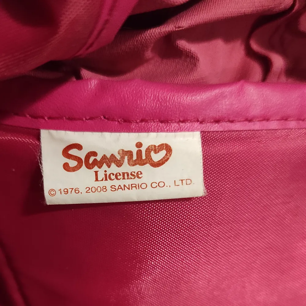 Fin Sanrio hello kitty ryggsäck. Den är definitivt mer rosa än röd men bilden fångade inte riktigt färgen. Liten skada i högra bottenhörnet, se bild 3.. Väskor.