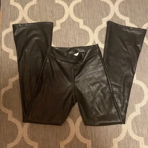 Cubus skin byxor  - Dessa byxor är använda men är för små just nu! Dem är i barn storlek men funkar säkert för lite kortare personer. Jag är 1,63 men funkar kanske till 1,58 ish! Dem är även utsvängda 