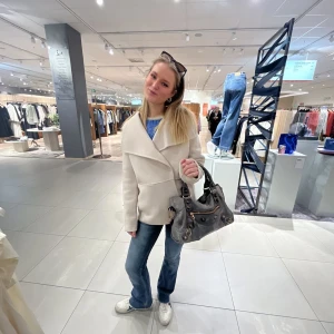 Intressekoll - Så snygg kappa! Den är nyköpt o knappt använd, perfekt nu till våren! Köpt för 1700kr❣️