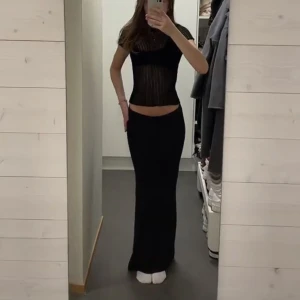 Svart långkjol - Svart långkjol köpes på ZARA i höst. Endast använd 2 gånger- som ny😍 super fin nu till sommaren