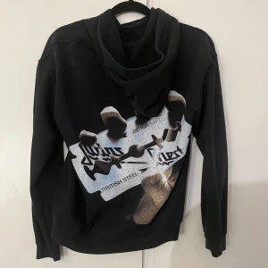 Cool hoodie med tryck - En super snygg och cool hoodie med tryck på båda fram och baksida! Används tyvärr inte längre..