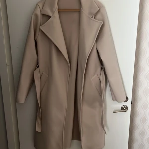 Beige kappa - Säljer min fina kappa från missäy för 250  kr (nypris 400kr) den är helt  oanvänd och som ny självklart! Storleken är i xs men passar s också.