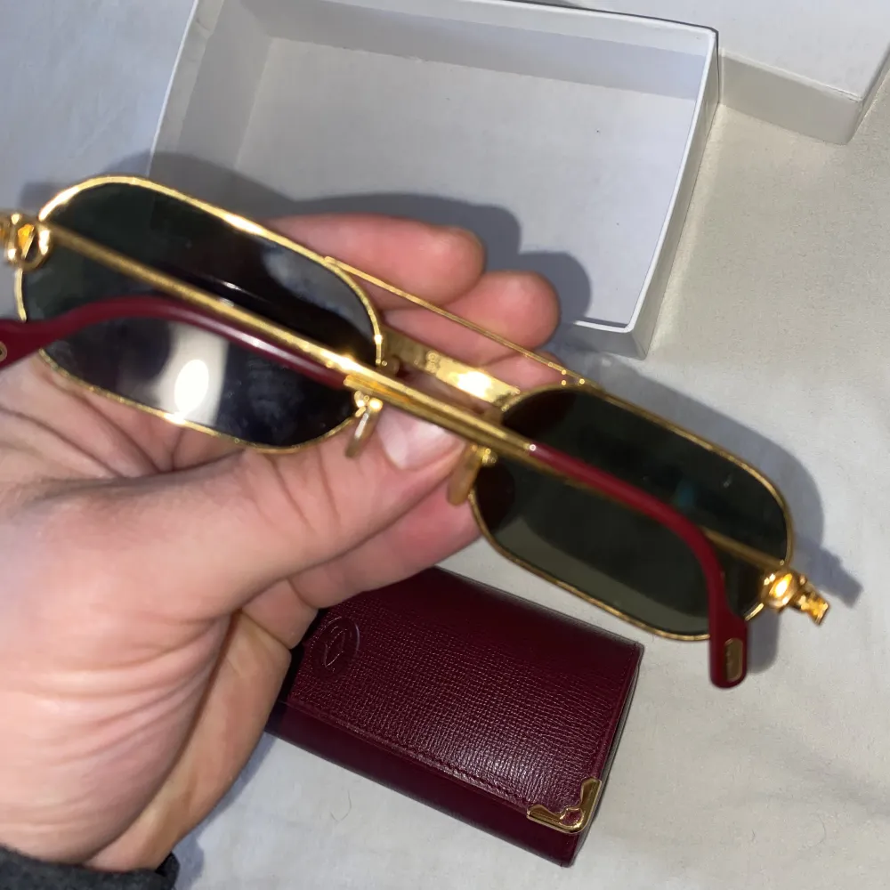 Hej, jag säljer Cartier vintageglasögon för män från 80/90-talet, guldfinish med graderade gröna glas. Glasögonen följer med kartongen och alla tillbehör. Jag säljer dem för 450 euro, förhandlingsbart. Kontakta mig för mer information.. Accessoarer.
