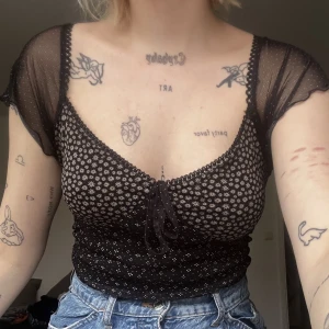 Croppad t-shirt - så snygg croppad t-shirt med mesh armar från urban outfitters. Köpt för runt 3-4 år sedan men parsamt använd 🌸  skriv för mer info 🫶🏼