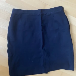 Kort kjol från stockhlm - Väldigt fin, fodrad knappt använd kjol från Stockhlm. Svart.