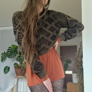 Cozy sweater - Gosig stickad croppad tröja i naturfärger. 70%akryl, 20%ull 40 cm lång, 60 cm ärm