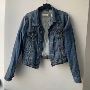 Mörkblå jeansjacka stl. 40 - Mörkblå jeansjacka i storlek 40. Aldrig använd då den var för stor.  Från Cubus 