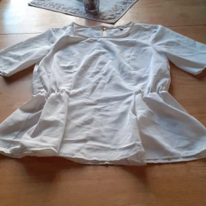 Fin kortärmad  - Bra skick 34 har katt