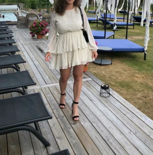 Prickig klänning - En prickig volang klänning från Gina tricot, använd ett par gånger! (Den är beige/vit)  (Passar även mig som är 36 mer mot 38!)