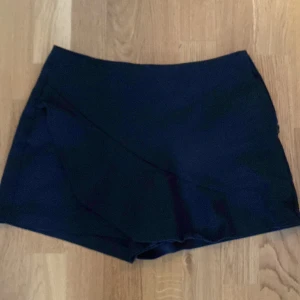 Svarta shorts  - Svarta shorts från Zara med en volang där fram. Storlek M men passar mig som har xs/s💕