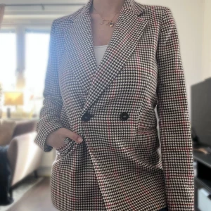 Kavaj i hundtandsmönster  - Cool business/casual flerfärgad kavaj i hundtandsmönster från H&M. Använd fåtal gånger men i mycket gott skick! 