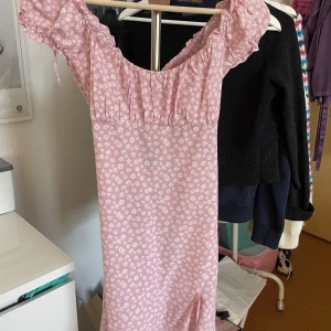 Klänning 💕 - Säljer en blommig klänning från pull&bear, den är använd en gång (bild 2) , den är ganska så liten i storleken för att va en M men ändå ganska så lång, kan skicka bättre bilder om det önskas 💕köparen står för frakten 🫶pris kan diskuteras 