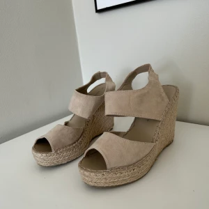 Kilklackar 27-38 - Passar 37-38 pga stretch vid ankeln. Storlek 5 (amerikansk) från märket Dorothy Perkins. Säljer pga har flera liknande. Köpt dessa på second hand. Normalt andrahandskick. Beige/dov rosa ton.