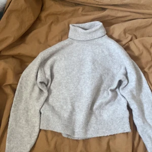 Polotröja ifrån h&m - jag säljer denna tröjan från h&m.Den har använs några gånger och är i bra skick!