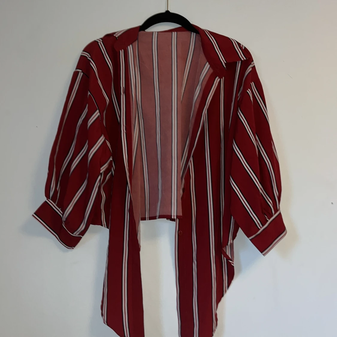 Röd blus man kan knyta 