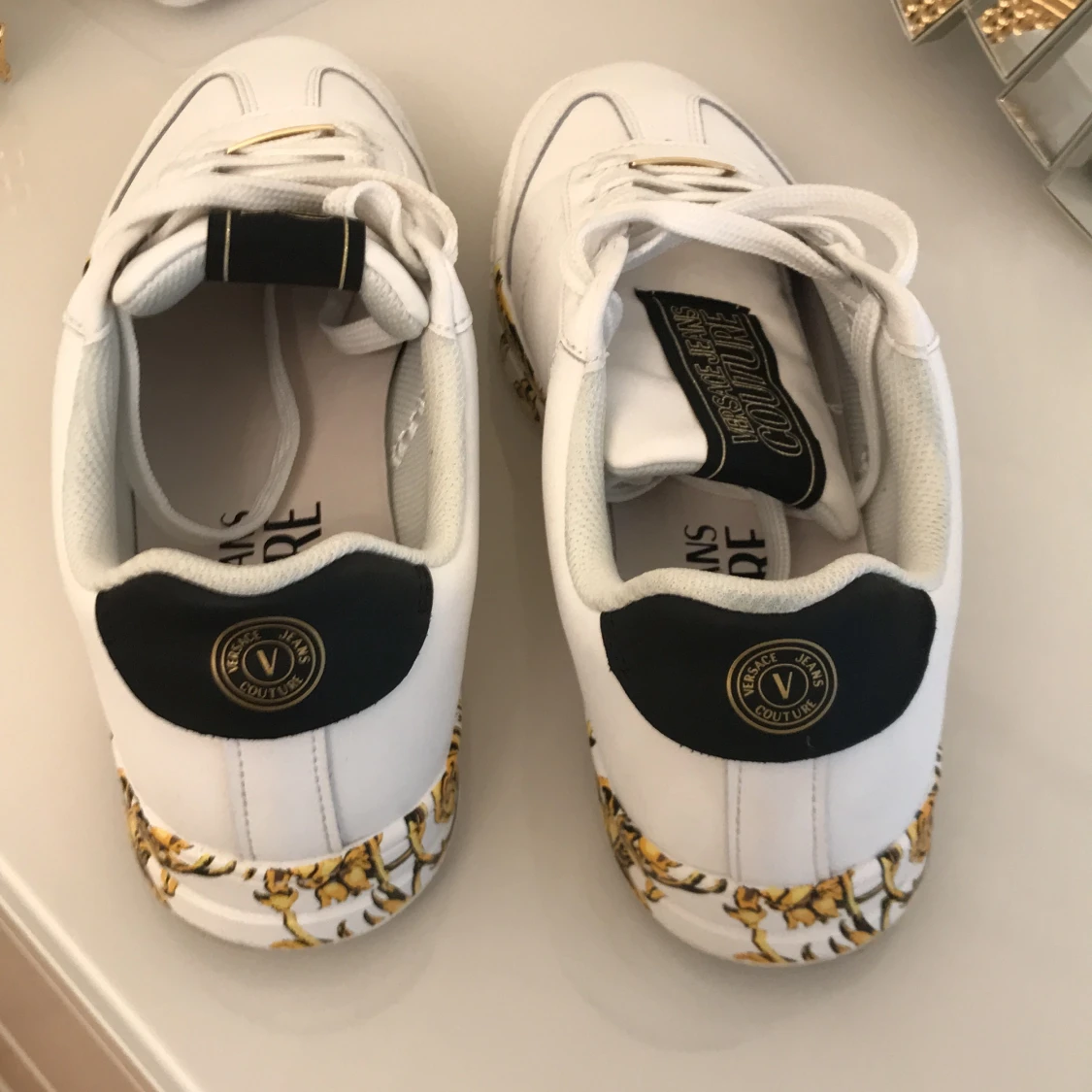 Versace vita guldiga snickers  - 91