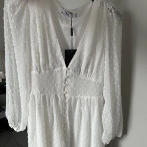 Studentklänning  - Säljer så fin klänning från Dennis Maglic. Har både M och L. Lapp o allt är kvar men glömde skicka tillbaka o försent nu. Endast testad❤️ Pris kan diskuteras vid snabb affär. Nypris 899🥰