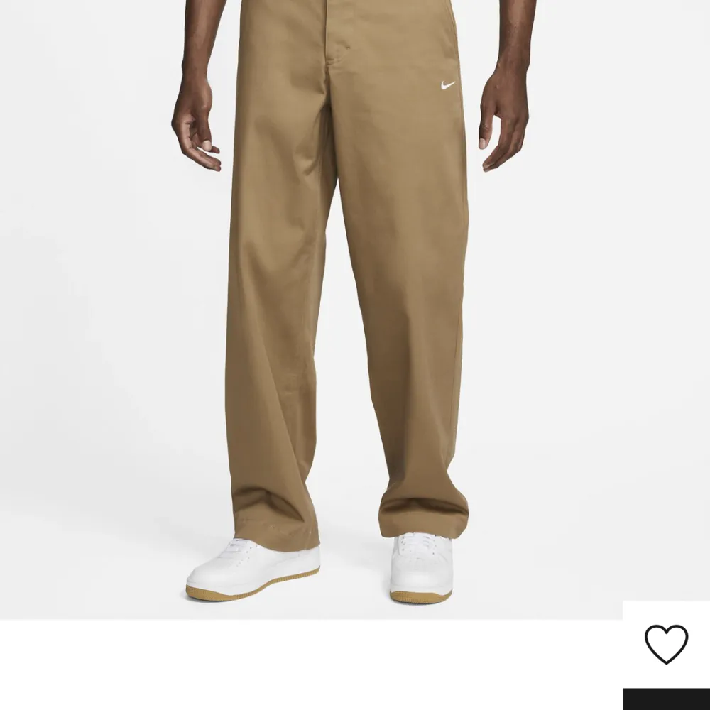 Nike Tygbyxor Beige och Svart Storlek 30/M på båda Riktigt snygga men passar tyvärr inte mig längre Nypris 1000st Säljes för 500st eller båda för 900. Jeans & Byxor.