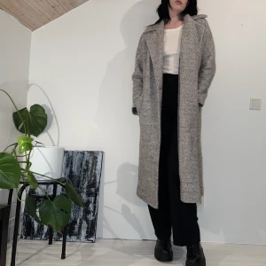 KAPPA - grå kappa, rejäl och rätt tung så är osäker på fraktalternativ. möts gärna upp i östersund! skickar gärna fler bilder på begäran 😇personen på bilden är 176 cm 🦭