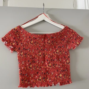 Croppad tröja - Tröja med blommönster i mycket bra skick