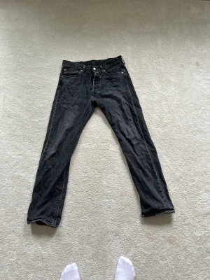 Svarta 501 jeans från Levis - Svarta Levis 501. Bra skick .