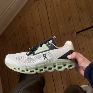 OnRunning Cloudstratus - Så gott som nya OnRunning löp dojjor, använda 3 gånger! Underbart sköna! 