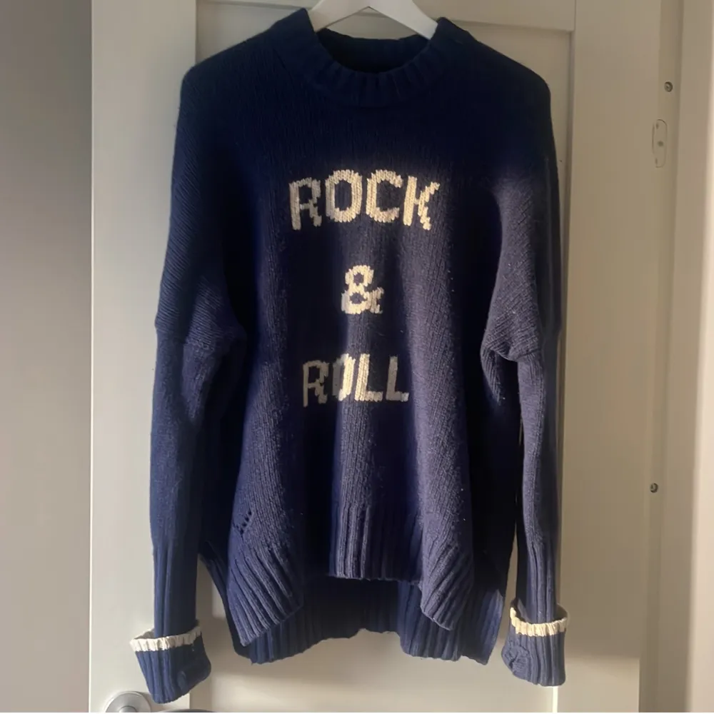 SĂ€ljer denna balla Rock&roll stickade tröja frĂ„n Zadig perfekt för afterski!! i stl M Köpt för 3700kr pĂ„ NK Göteborg, anvĂ€nt sparsamt.. đđ„čđ. Neuleet.