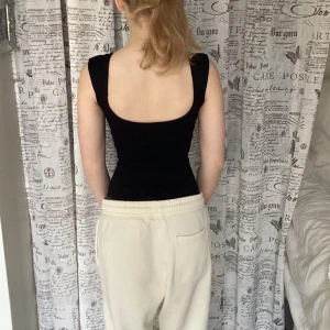 Svart linne - Svart ribbat bodylinne från Gina tricot. Köpt för ca 200 kr men säljer för 120kr. Har djup rygg och urringning. Man knäpper linnet så den sitter innanför byxorna hela tiden 