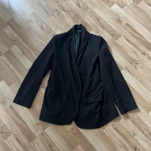 Blazer svart  - Knappt använd blazer från bohoo, passar 36-44 beroende på hur man vill den ska sitta 