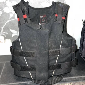 Ridväst - 1a. en bra och säker ridväst som är använd. Stl: Child large. 500kr 2a. knappt använd. stl: child large 800kr.  3a. använd typ 2 gånger. går att spänna och spänna upp på sidor. stl: adult xs. 900kr PM för mått på västarna! pris kan diskuteras