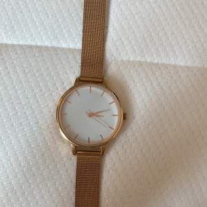Säljer denna fina klocka som köptes på Zalando för några år sedan! Endast använd ett par gånger, så den är som i nyskick 💘💘