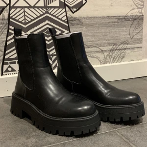 Skor - Storlek:36, små i storleken. Från pull&bear. Säljer pga för små. Aldrig använda. 