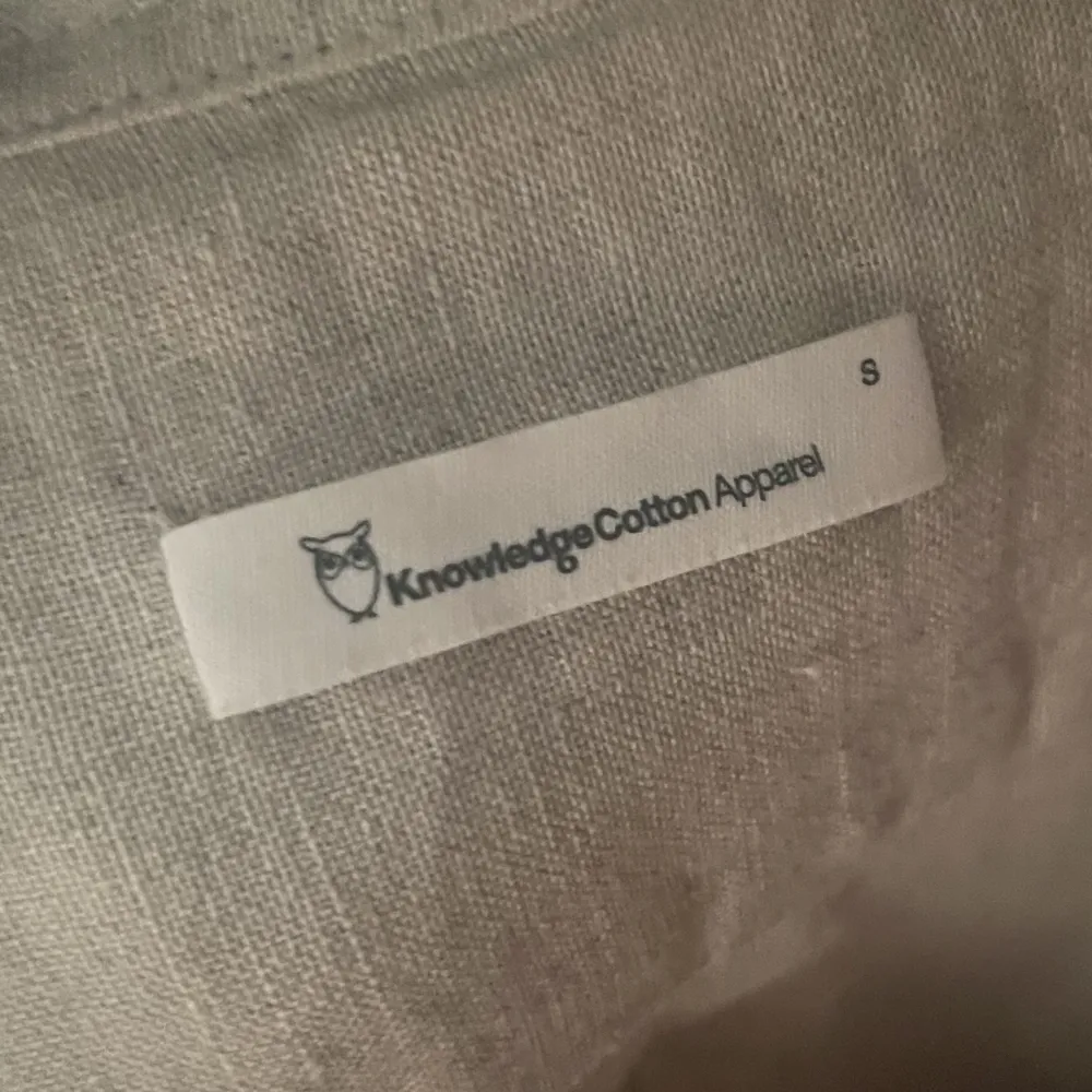 Linneskjorta från Knowledge cotton apparel som säljs pga att den är för stor. Köpt förra året på Grandpa för 650kr.  Öppen för prisförslag!  . Skjortor.