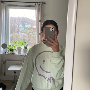 Sweatshirt  - Super bekväm sweatshirt med tryck från H&M🤍 Storlek S och fin att ha till sommaren 🤍