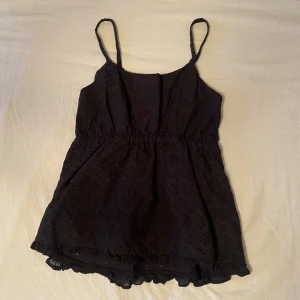 Gulligt linne  - Svart linne stl S, men skulle själv säga xs-s. Det är justerbara band och har ett fint mönster 💕