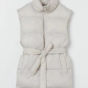 Väst - Aldrig använd, endast testad sen har den hängt i garderoben.  storlek XS och den är oversize, den passar mig som har s-m i vanliga fall.  nypris 299