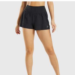 Super sköna shorts att gymma i som är luftiga och har innershorts. Dom är i nyskick💕