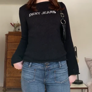 DKNY-tröja - Svart stickad tröja med lite utsvängda ärmar, från märket DKNY! 🦋