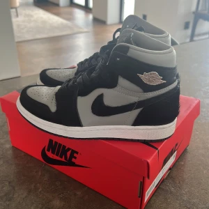 Nike Air Jordan 1 Retro High - Jordans i nyskick, använda vid ett tillfälle. Nypris 2049kr. Mått 23,5cm