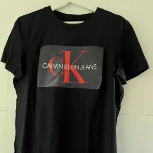T-shirt från Calvin Klein med snygg detalj på bröstet!❤️