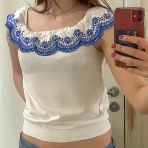 Söt topp - Superfin topp som man kan ha som på bilden eller off shoulder. Den är från HM i storlek 158(barnstorlek) men passar även xs-s. Jag på bilden är 176 och storlek s/m för referens!💕