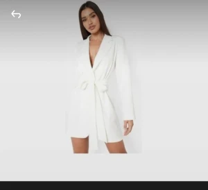 Vit kavajklänning - Väldigt fin kavajklänning som funkar perfekt till studenten eller andra festligheter. Aldrig använd, endast testad men säljes då den inte passar. Köpt på Boohoo.