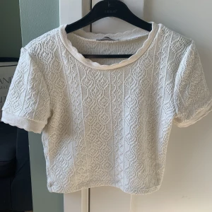 Zara sommartopp - En somrig t shirt från Zara som jag köpte förra våren men som jag inte använt så mycket 💕 Fraktkostnad 📦 : 55 kr