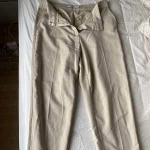 Beige kostymbyxor  - Beige kostymbyxor från nakd. Storlek S, använt byxorna men har inte kommit till användning på ett tag.